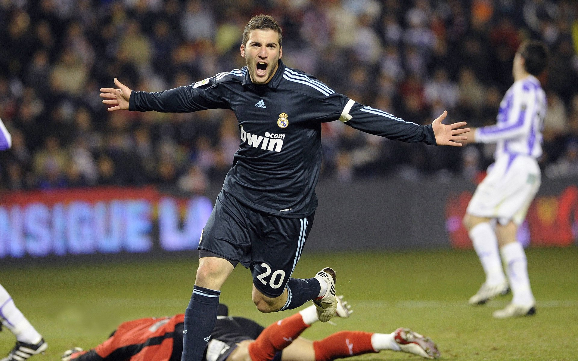 《虚拟偶像与电竞深度融合，跨界合作频繁》，虚拟偶像线下